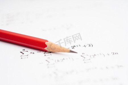 数学语文摄影照片_教育学校数学公式练习试卷上的铅笔。