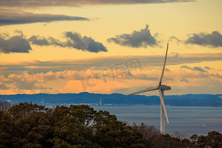 美丽风车摄影照片_背景为美丽夕阳天空的沿海风力发电机