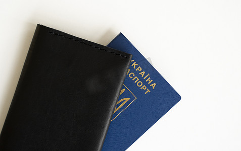 乌克兰护照，白色背景上有皮革封面。