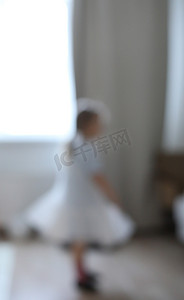 小舞蹈芭蕾舞女孩在室内失去焦点。