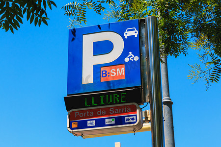 汽车和摩托车停车标志，以加泰罗尼亚语 F 提及