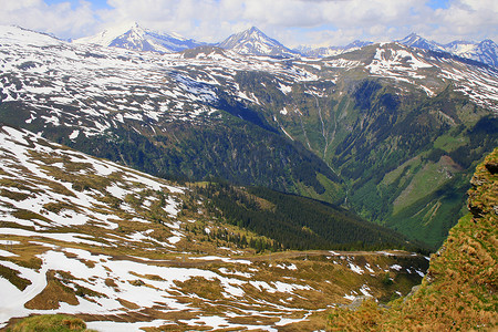 奥地利巴德加斯坦和高陶恩山脉上方的蒂罗尔·斯图布纳科格尔阿尔卑斯山