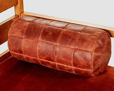 木制沙发上的装饰铜色皮革垫子