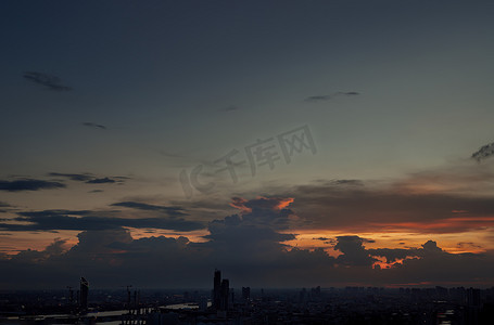 曼谷大城市橙色和蓝色天空上华丽的日落鸟瞰图。