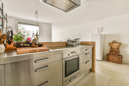 现代化装饰摄影照片_现代化的厨房配有不锈钢器具和窗户