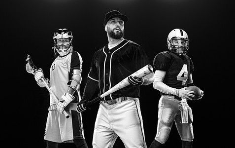足球壁纸摄影照片_带球棒的棒球运动员、带球头盔的美式足球运动员、带棍子的长曲棍球运动员。