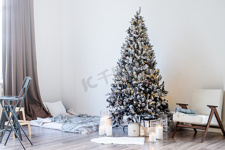 及时通风摄影照片_明亮通风的客厅里摆着礼物和灯光的圣诞树