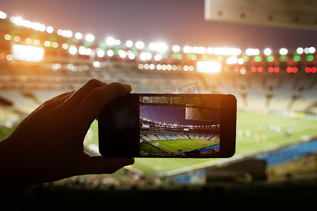 智能手机拍摄体育场上的足球比赛