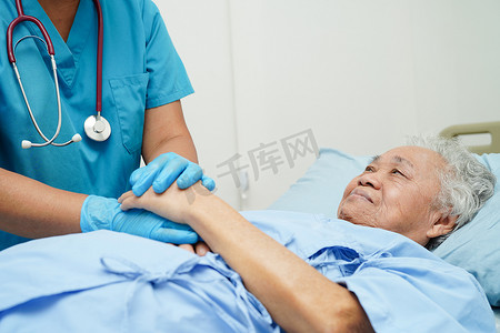 古人医者摄影照片_医生手牵亚洲老年女病人的手，在医院提供帮助和护理。