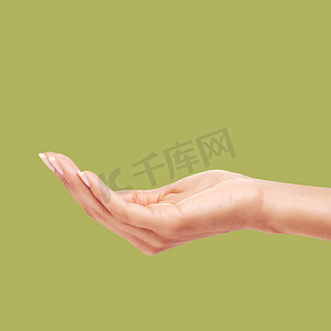 妇女、手和手掌在工作室背景下用于产品植入、广告或营销的模型。