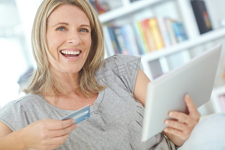 网上购物、平板电脑或带有信用卡的快乐客户，用于数字银行支付、金融科技或金融销售。