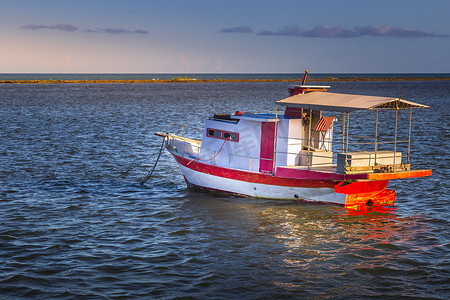 田园诗般的塞古罗港海滩与孤独的渔民拖网渔船，巴伊亚，巴西