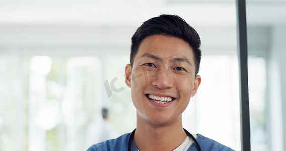 亚洲男人、面孔和医生微笑着寻求医疗保健、愿景或职业抱负以及医院的建议。