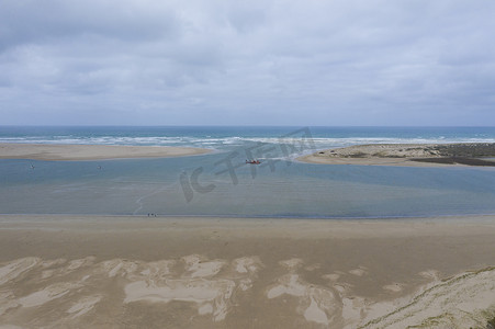 澳大利亚地区墨累河河口一艘挖沙船的鸟瞰图