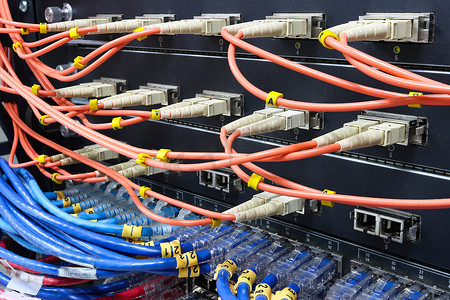电缆网络，光纤电缆连接到服务中的交换机端口