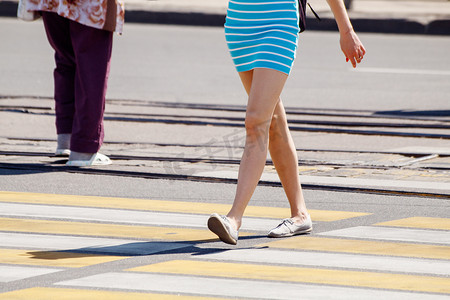 年轻女子在人行横道过马路
