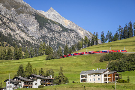 瑞士阿尔卑斯山的红色火车和普雷达村