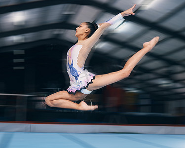 空气运动摄影照片_女子、体操和跳跃运动模糊的表演、灵活的技能和舞者。