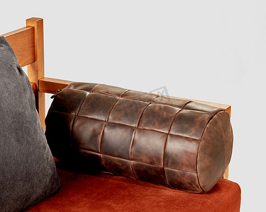 补缝摄影照片_木沙发上舒适的棕色皮革垫