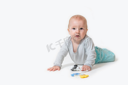 可爱的小男孩拿着白色背景上的玩具