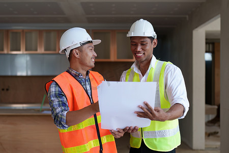 专业建筑师设计师结构工程师团队同事讨论建筑规划设计项目