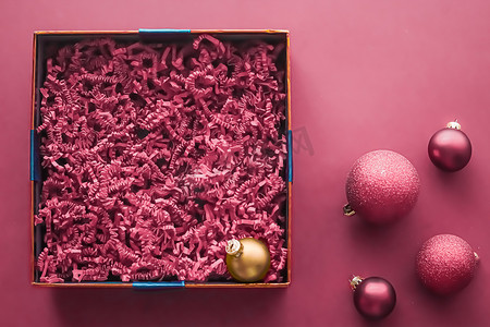 圣诞假期礼物和美容盒订阅套餐模型，用于豪华圣诞礼物或产品，空的开放式礼盒平铺在粉红色背景上，作为在线购物交付，平铺