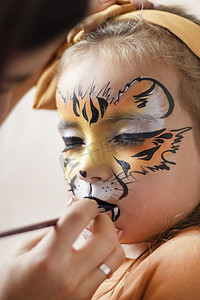 小老虎摄影照片_可爱的妆容小老虎。