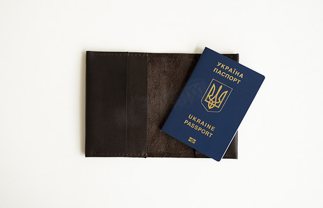 皮革护照封面上的乌克兰生物识别护照 ID，无需签证即可前往欧洲旅行。