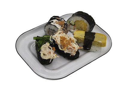 毛肚铁板饭摄影照片_什锦寿司卷（日本寿司食品）在铁板上隔离在白色背景与剪切路径。