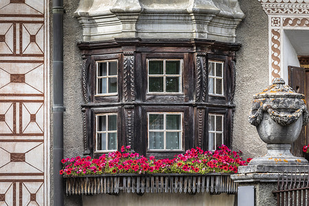 瑞士格劳宾登州恩加丁的典型带阳台窗户