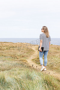 沿着海边小路行走的女人