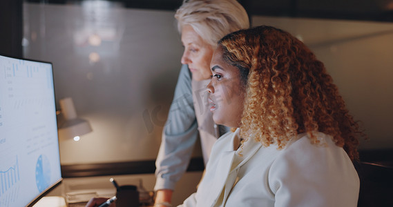 办公室、加班和与计算机经理一起工作的女性，为数字营销公司在线项目的工人提供指导。
