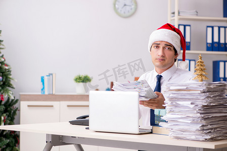 圣诞节轮班在办公室工作的年轻工人