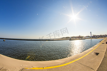灯塔海边摄影照片_乌斯特卡，波兰海港入口处有痣的