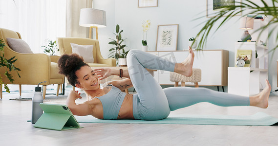 女性、平板电脑和瑜伽直播课程，可在家庭客厅、家庭封锁和隔离中进行放松锻炼、锻炼和训练。