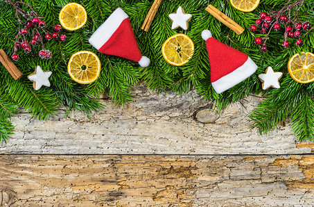 圣诞背景，配有红色圣诞老人帽子和带有复制空间的质朴木材上的传统元素