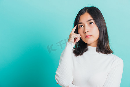 靠边摄影照片_女人的手靠近脸思考