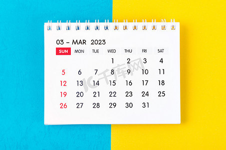 2023 年 3 月 2023 年蓝色和黄色背景的月度台历。