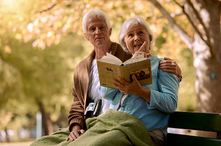 夫妻、老人在退休期间在公园、旅行和户外读书，与人相处，共度美好时光。