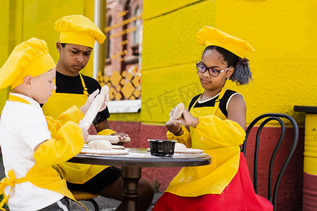 非洲黑人和白人儿童的跨国儿童的童年厨师活动。
