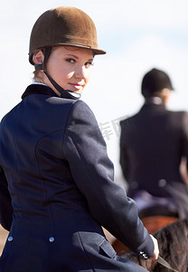马术、骑手和骑马女子肖像，用于比赛、训练和表演。