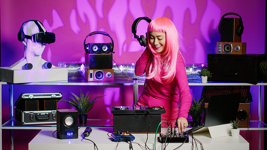 表演者站在 DJ 桌前混合科技声音