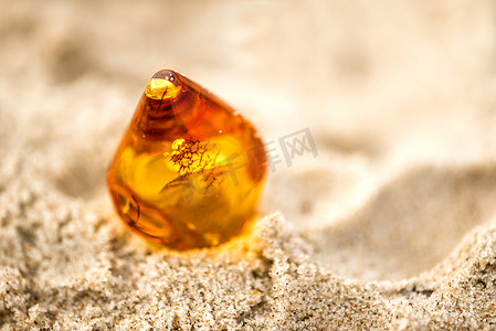 宝石的摄影照片_波罗的海海滩上的琥珀