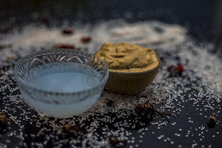 Ubtan/面罩/Multani mitti 或漂白土面膜/面膜在木质表面上，装在玻璃碗中，由 Multani mitti 和椰子油组成，用于治疗或治疗晒黑。在木质表面上。