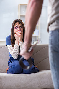 绝望的妻子与好斗的丈夫在家庭暴力中