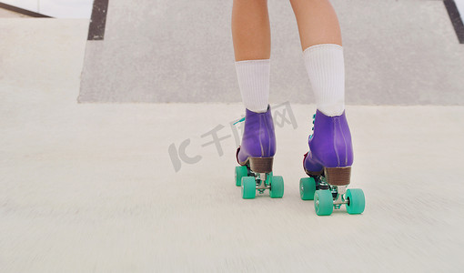女子轮滑的公园、爱好和双腿，用于地面健身、训练和运动。