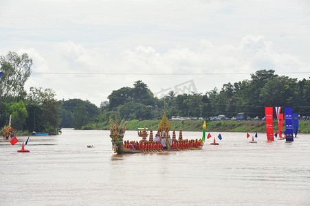 披集赛船是一项历史悠久的传统赛事。