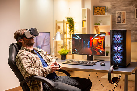 功能创新摄影照片_专业游戏玩家使用 VR 耳机在功能强大的 PC 上玩游戏
