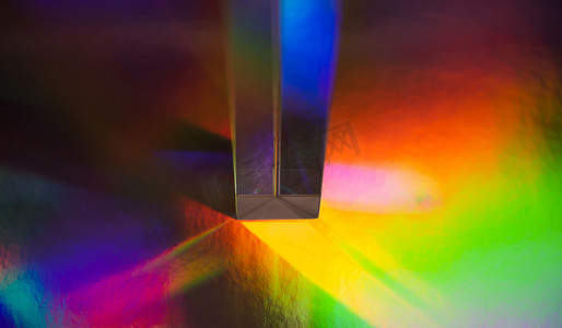 明亮的彩虹颜色抽象背景上的玻璃棱镜。