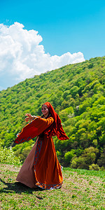 身着民族服装的格鲁吉亚女孩跳着格鲁吉亚民族舞蹈。